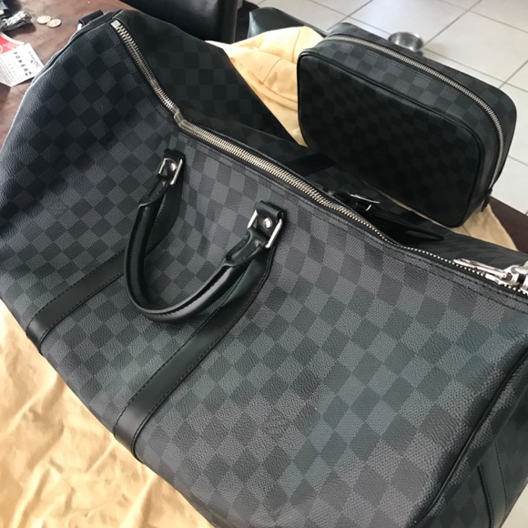 Luis Vuitton men’s duffel bag and matching pouch. - Picture 3 of 3